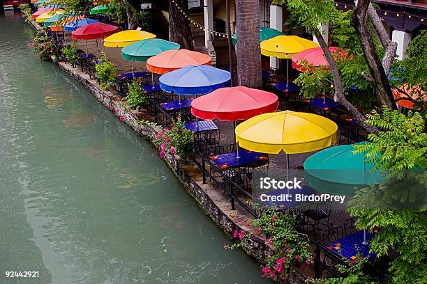 Romantisches Abendessen Am Meer Stockfoto und mehr Bilder von Regenschirm - Regenschirm, Terrasse - Grundstück, Blau