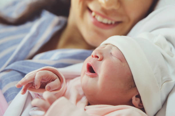 new born baby con su madre - cesarean fotografías e imágenes de stock