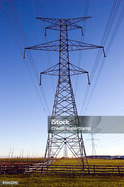 Hidroeléctrica Líneas De Potencia Foto de stock y más banco de imágenes de Acero - Acero, Alambre, Cable