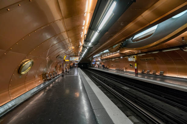 内部の ' 芸術 et スチーム パンク スタイルでホンマの地下鉄駅の建築家フランソワ ・ schuilten - paris metro train ストックフォトと画像