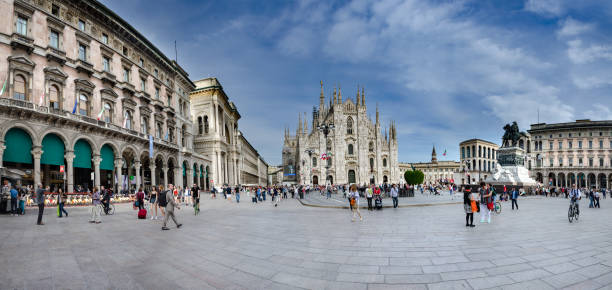 vista panoramica del duomo e di piazza del duomo a milano - milan italy town square italy cathedral foto e immagini stock