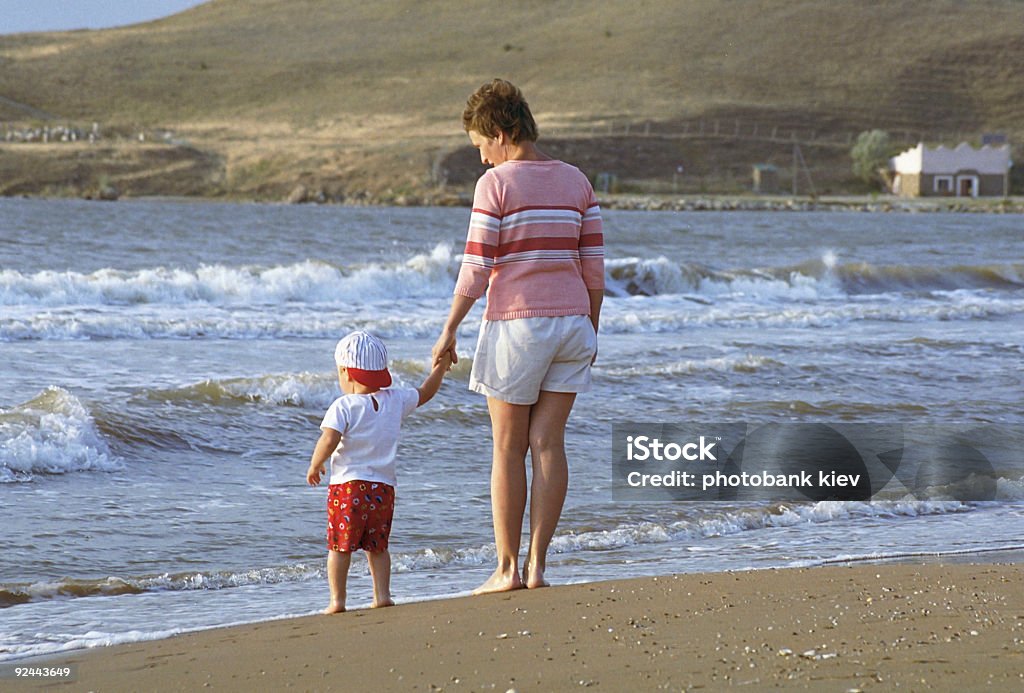 母と子のビーチ - つかまえるのロイヤリティフリーストックフォト