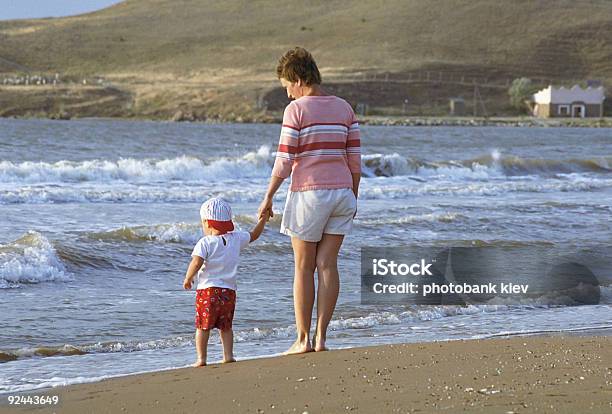 Foto de Mãe E Filho Na Praia e mais fotos de stock de Adulto - Adulto, Alegria, Amor