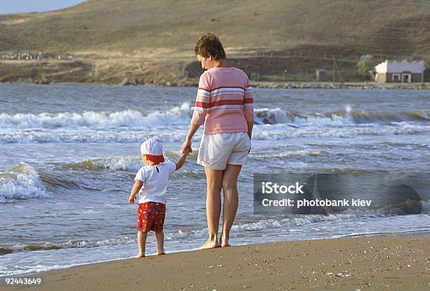 Мать И Дочь На Пляже — стоковые фотографии и другие картинки Береговая линия - Береговая линия, Веселье, Весёлый