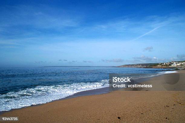 Sulla Spiaggia - Fotografie stock e altre immagini di Acqua - Acqua, Ambientazione esterna, Blu