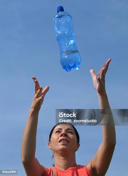 Flying Botella De Foto de stock y más banco de imágenes de Botella de agua - Botella de agua, Grupo de personas, Personas