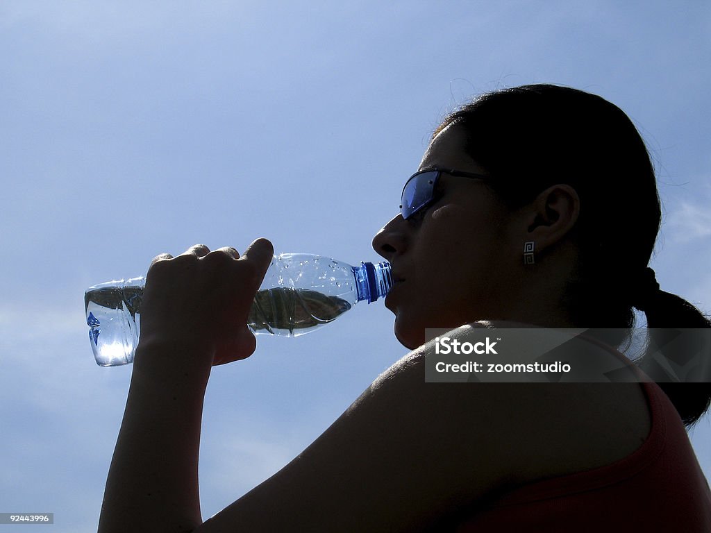 Wody pitnej silluette - Zbiór zdjęć royalty-free (Biodro)
