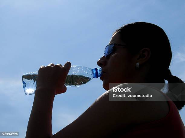Питьевой Воды Silluette — стоковые фотографии и другие картинки Бутылка - Бутылка, В профиль, Взрослый