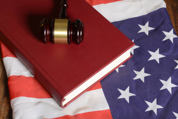 gavel avec le livre de la loi sur le drapeau américain - gavel flag law american culture photos et images de collection