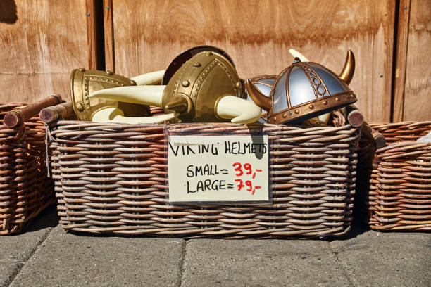 juguete de cascos con cuernos de estilo tradicional noruego en cesta de mimbre se venden en la calle frente a una tienda de souvenirs - wicker basket store gift shop fotografías e imágenes de stock