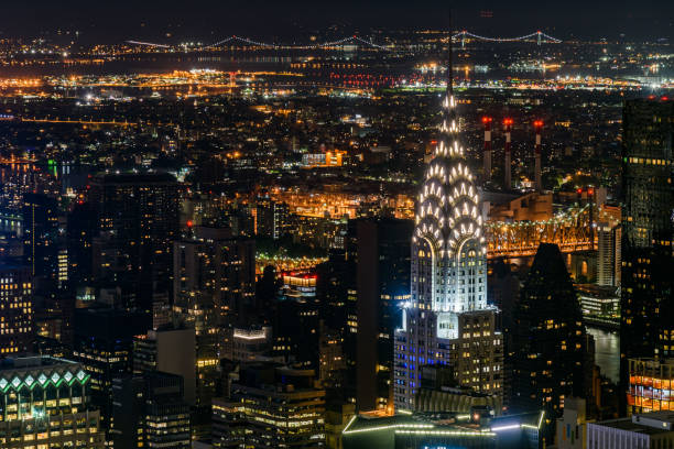 照らされた建物がマンハッタンの空撮 - chrysler building ストックフォトと画像
