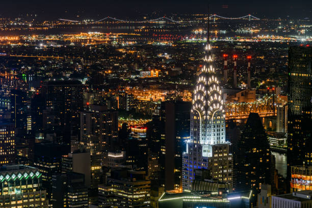 Vista aérea de prédios iluminados em Manhattan - foto de acervo