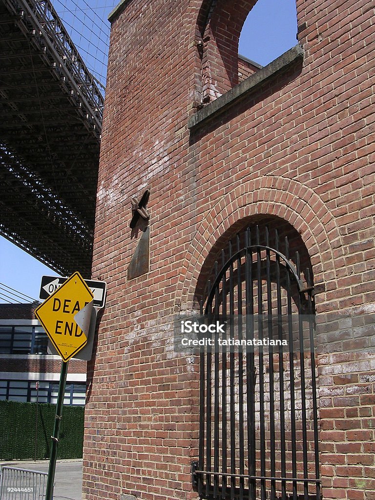 Знак Тупик и Бруклинский мост - Стоковые фото Без людей роялти-фри