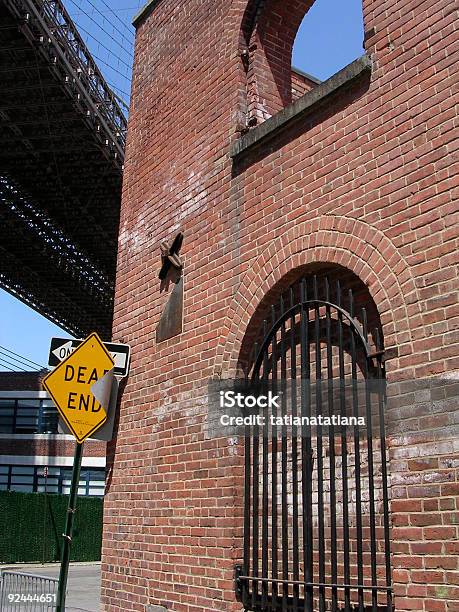 Знак Тупик И Бруклинский Мост — стоковые фотографии и другие картинки Без людей - Без людей, Большой город, Бруклин - Нью Йорк