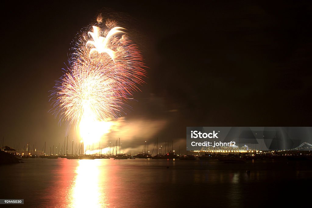 Fuochi d'artificio per il quarto di Luglio - Foto stock royalty-free di Barca a vela