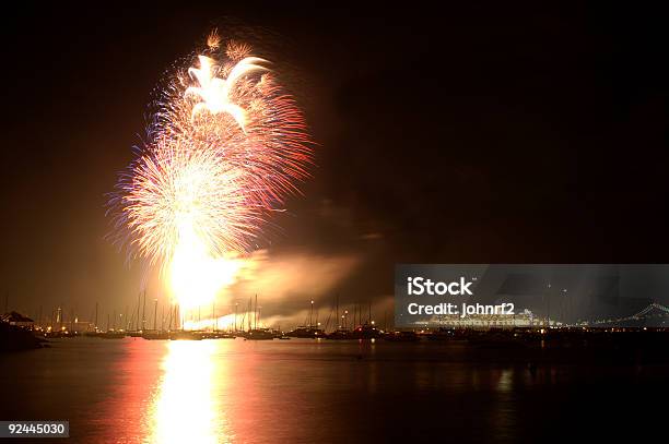 Fuochi Dartificio Per Il Quarto Di Luglio - Fotografie stock e altre immagini di Barca a vela - Barca a vela, Bomba, Bombardamento