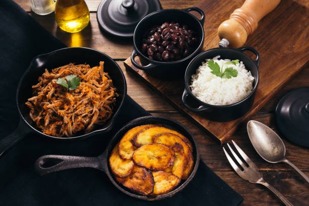 pabellon, 라틴 아메리카 음식, mechada 고기, 흰 쌀, 튀긴된 바나나, 검은 콩 - frijoles 뉴스 사진 이미지