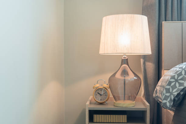klassische lampe auf holztisch - elektrische lampe stock-fotos und bilder