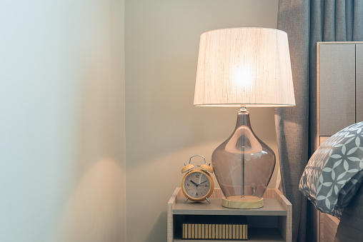 lámpara clásica por lado de mesa de madera photo