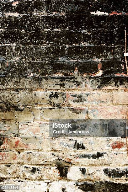 Старый Decrepit Кирпичная Стена — стоковые фотографии и другие картинки Абстрактный - Абстрактный, Бежевый, Вертикальный
