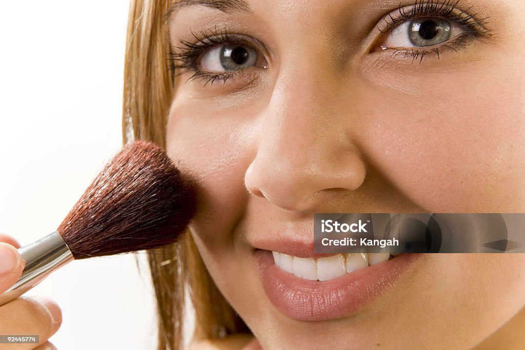Aplicar maquillaje (colorete) en primer plano - Foto de stock de Actuación - Representación libre de derechos