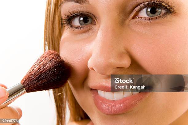 Aplicar Maquillaje En Primer Plano Foto de stock y más banco de imágenes de Actuación - Representación - Actuación - Representación, Adulto, Adulto joven