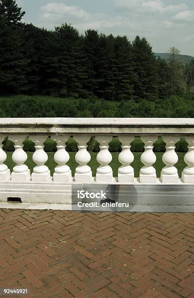 Photo libre de droit de Ornement Balustrade En Pierre banque d'images et plus d'images libres de droit de Arbre - Arbre, Au loin, Balcon