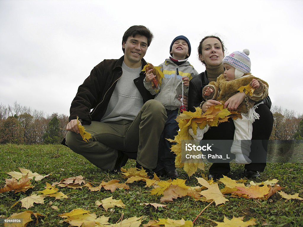 Família de quatro com folhas de outono - Foto de stock de Adulto royalty-free
