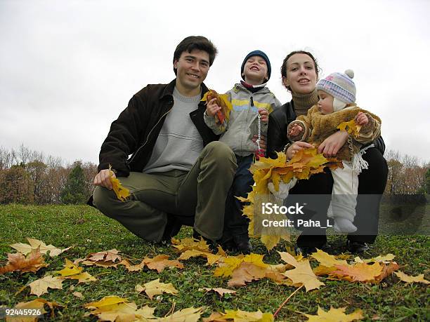 Família De Quatro Com Outono Folhas - Fotografias de stock e mais imagens de Adulto - Adulto, Amarelo, Ao Ar Livre