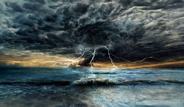 tormenta con relámpagos sobre el mar al atardecer - lightning thunderstorm city storm fotografías e imágenes de stock
