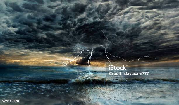 Burza Z Piorunami Nad Morzem O Zachodzie Słońca - zdjęcia stockowe i więcej obrazów Burza - Burza, Morze, Chmura burzowa