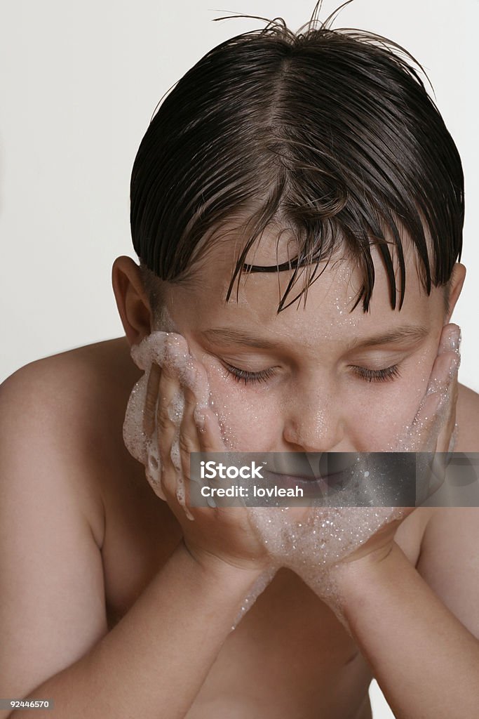 Lavarsi il viso - Foto stock royalty-free di Bambini maschi