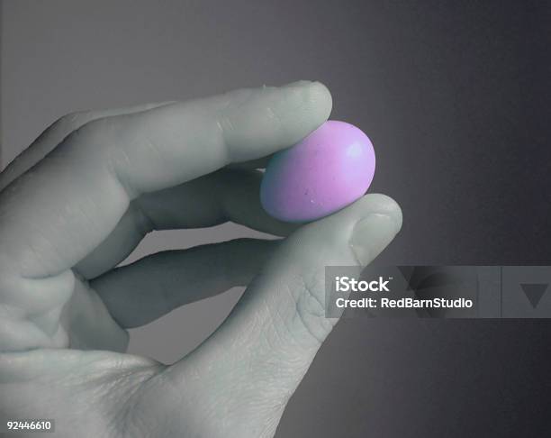 Внешние Яйцо 2 — стоковые фотографии и другие картинки Без людей - Без людей, Большой палец руки, Горизонтальный