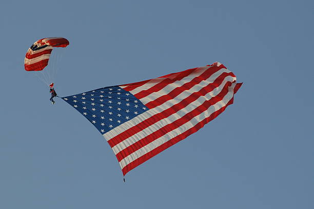 американский флаг с parachute2 - unfurlling стоковые фото и изображения