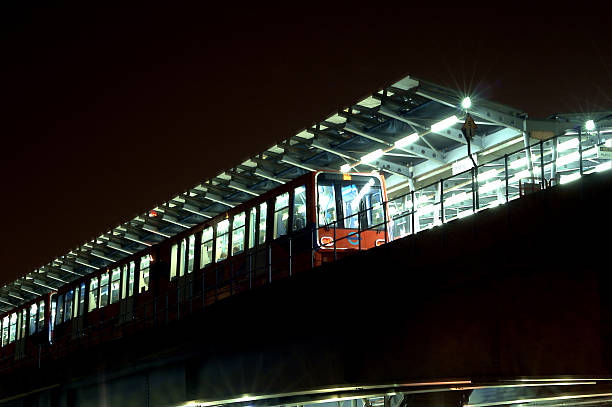 dlr in canary wharf à noite - canary wharf railway station imagens e fotografias de stock