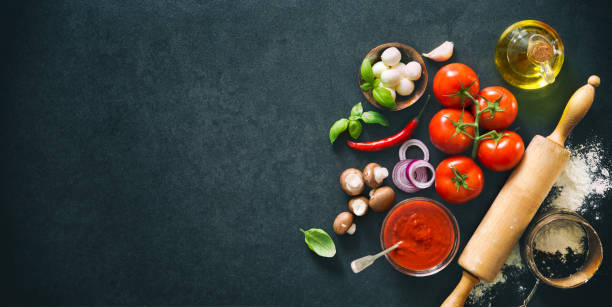 delicious pizza with ingredients and spices - vegetables table imagens e fotografias de stock