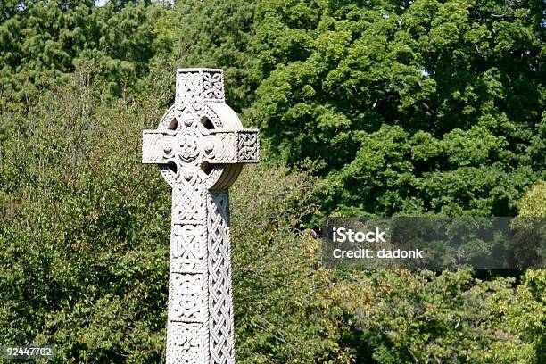 Photo libre de droit de Croix Celtique banque d'images et plus d'images libres de droit de Arbre - Arbre, Caillou, Cimetière