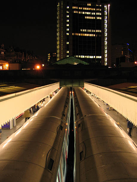 вид ночи лондонское метро, великобритания - go английское слово стоковые фото и изображения