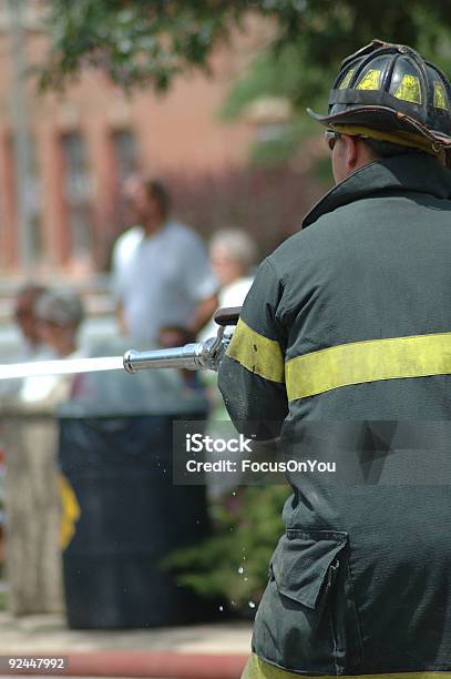 Foto de Os Bombeiros e mais fotos de stock de Adulto - Adulto, Artigo de vestuário para cabeça, Bombeiro