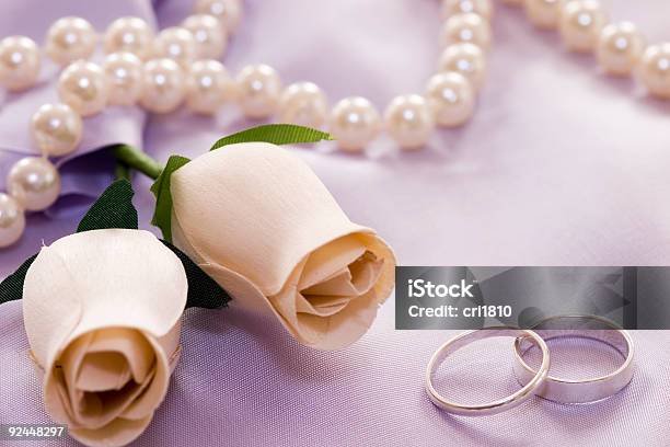 Foto de Alianças De Casamento E Rosas e mais fotos de stock de Aliança de noivado - Aliança de noivado, Amor, Anel - Joia