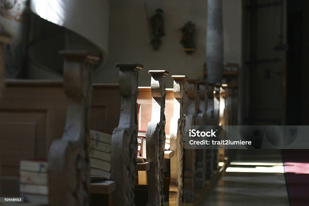 Скамьи на Церковь - Стоковые фото Библия роялти-фри