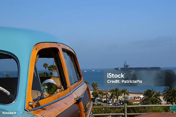 Woody Wagon Und Uss Reagan Stockfoto und mehr Bilder von Auto - Auto, Einfachheit, Farbbild