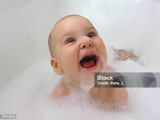 Sonrisa Bebé En El Baño Foto de stock y más banco de imágenes de Agua - Agua, Aire libre, Alegre