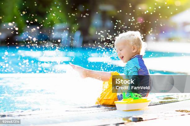 Photo libre de droit de Bébé Dans La Piscine Vacances Familiales banque d'images et plus d'images libres de droit de Enfant - Enfant, Piscine, Bébé