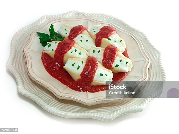 Photo libre de droit de Rempli De Pâtes De Coquilles banque d'images et plus d'images libres de droit de Rempli - Rempli, Coquille et coquillage, Assiette