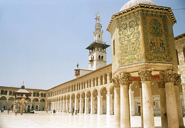 grande moschea di umayyad damasco siria - ancient column past arch foto e immagini stock