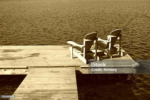 Due Muskoka Sedie Sul Dock - Fotografie stock e altre immagini di Acqua - Acqua, Ambientazione esterna, Ambientazione tranquilla