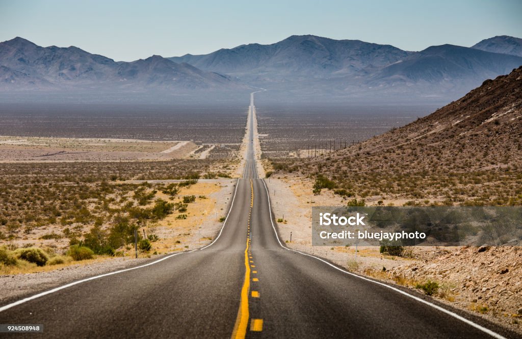 Klassische Highway Szene im amerikanischen Westen - Lizenzfrei Straßenverkehr Stock-Foto