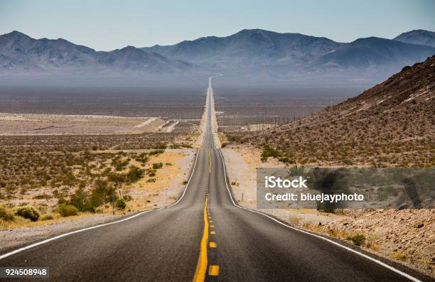 Klassische Highway Szene Im Amerikanischen Westen Stockfoto und mehr Bilder von Straßenverkehr - Straßenverkehr, Lang, Route 66