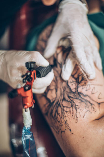 istock Busy tattoo artist 924514574